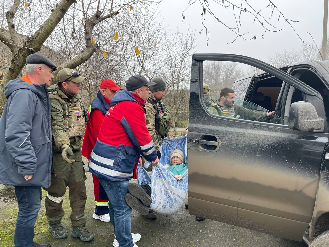 Волонтеры «Единой России» эвакуировали в Крым 91-летнюю жительницу Херсонас серьезной травмой 