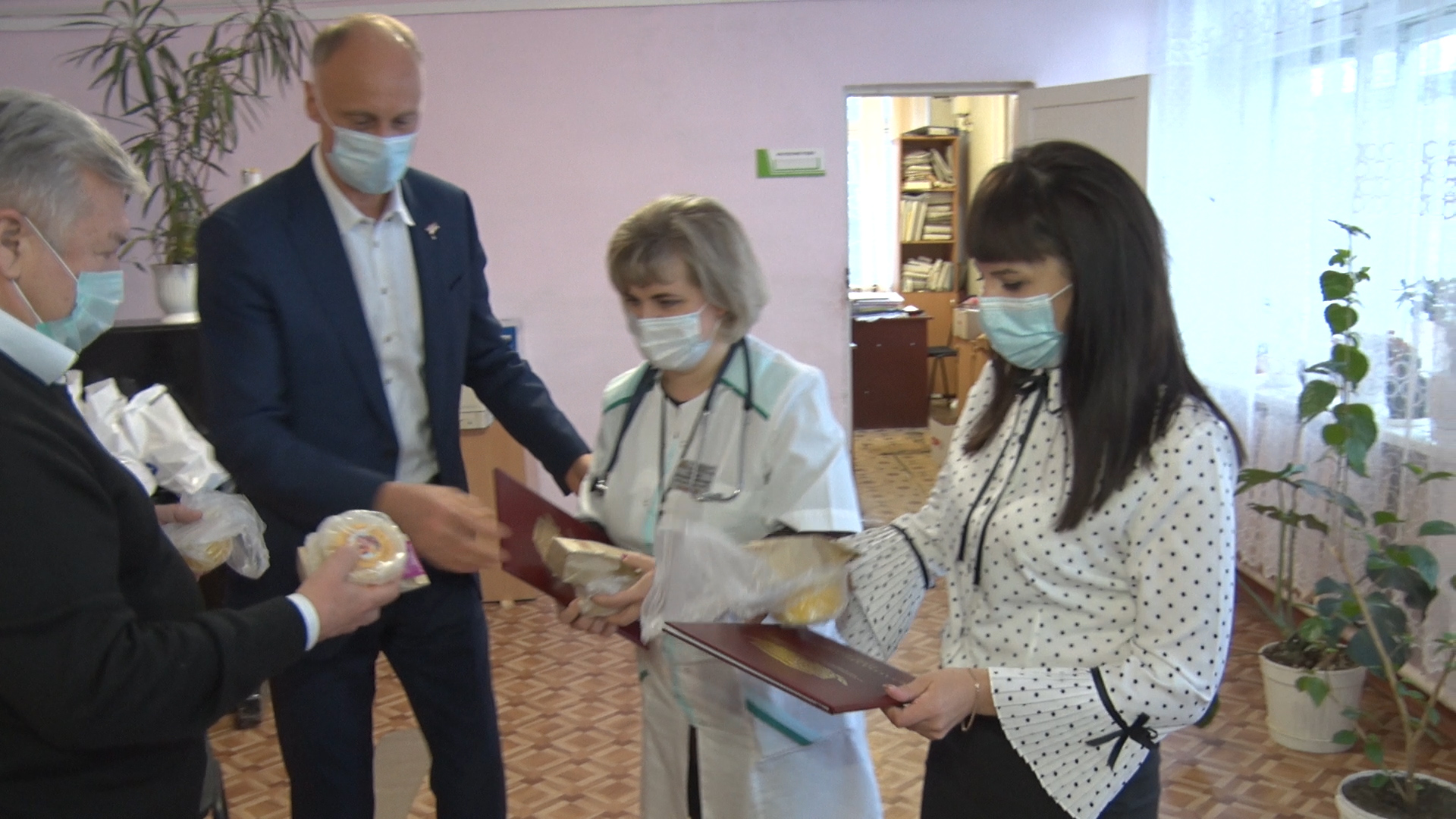 Депутаты Законодательного собрания Челябинской области делают предновогодние подарки.