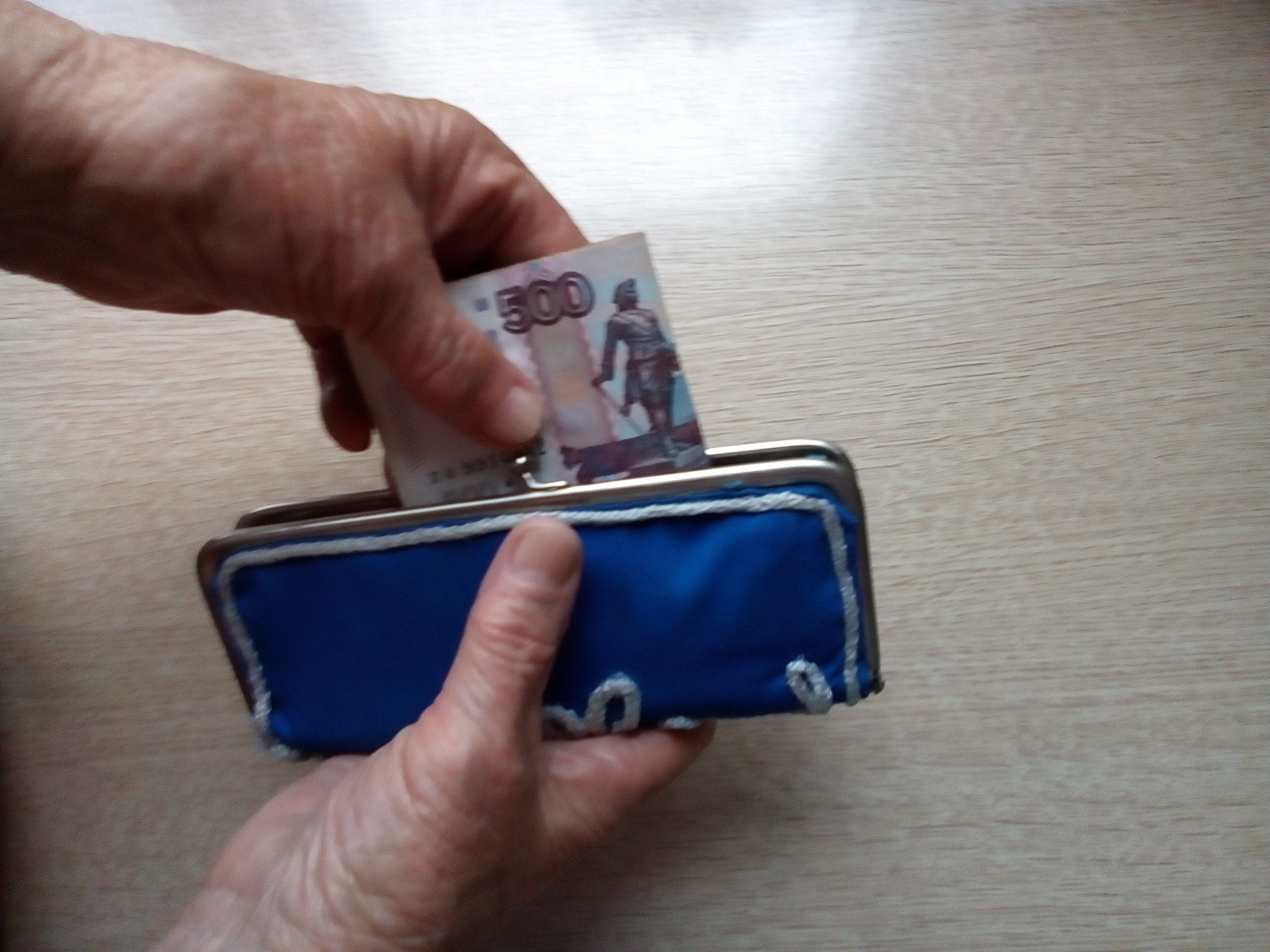 Единовременную социальную выплату пенсионерам перенесли с октября на август