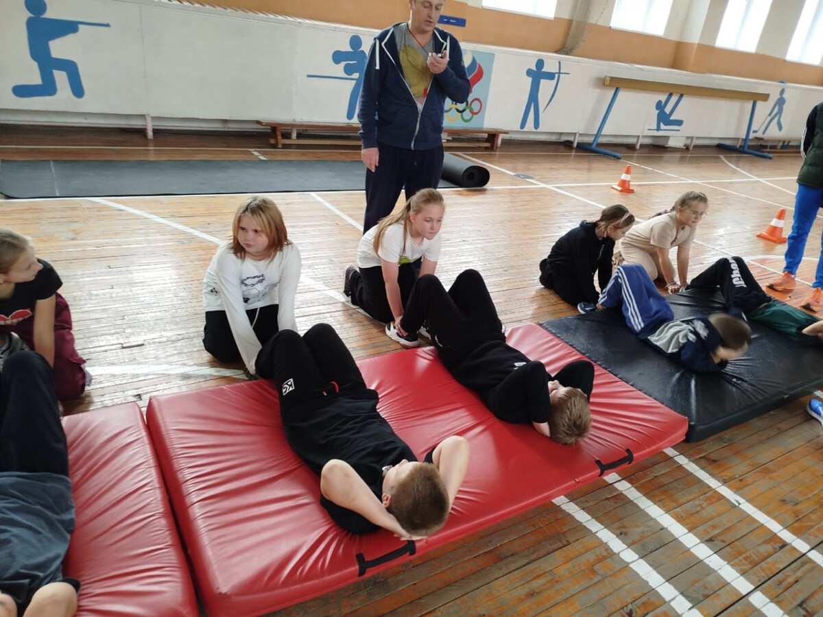 Ученики начальных классов сдают нормы ГТО