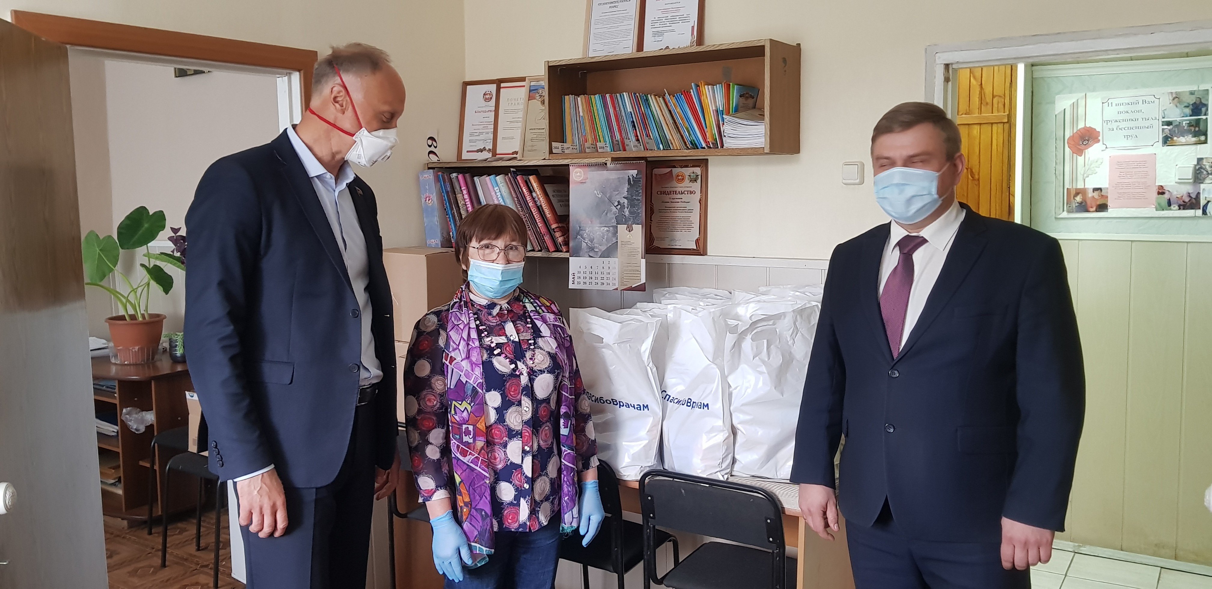 Олег Голиков вручил продуктовые наборы ветеранам Нязепетровска